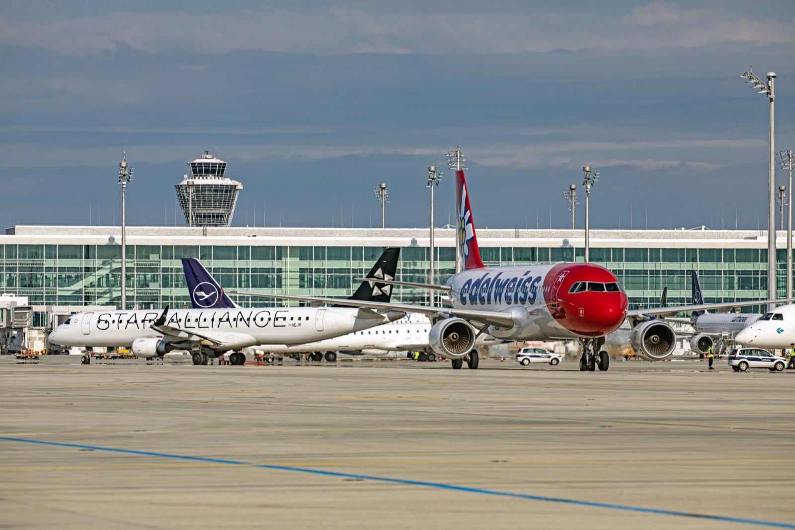 Eine Abflughalle im Terminal 2 in München, mit Check-in-Inseln unter einem verglasten Dach