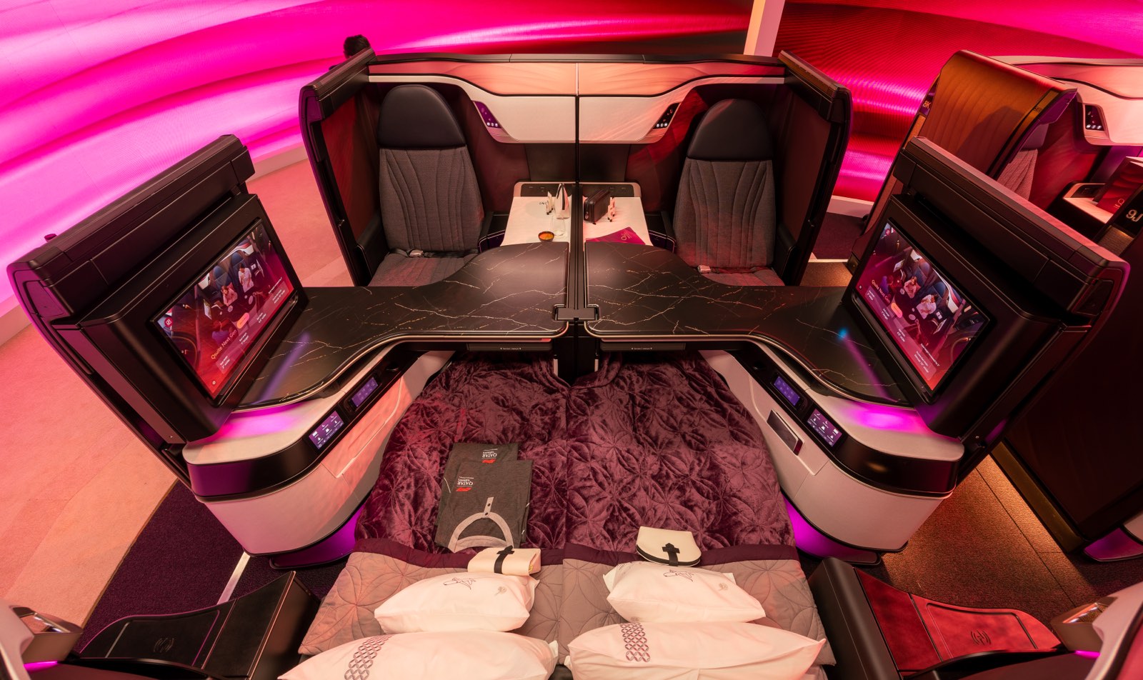 Die Quad Suite der Qsuite Next Gen auf einem Stand am Arabian Travel Market, vier Sitze um einen gemeinsamen Tisch geschlossen