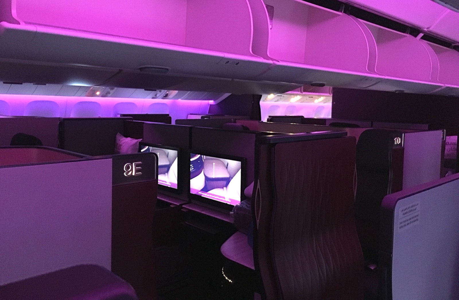 Die Qsuite-Business-Kabine einer Boeing 777-300ER von Qatar Airways, Sitze in 1-2-1 mit Türen