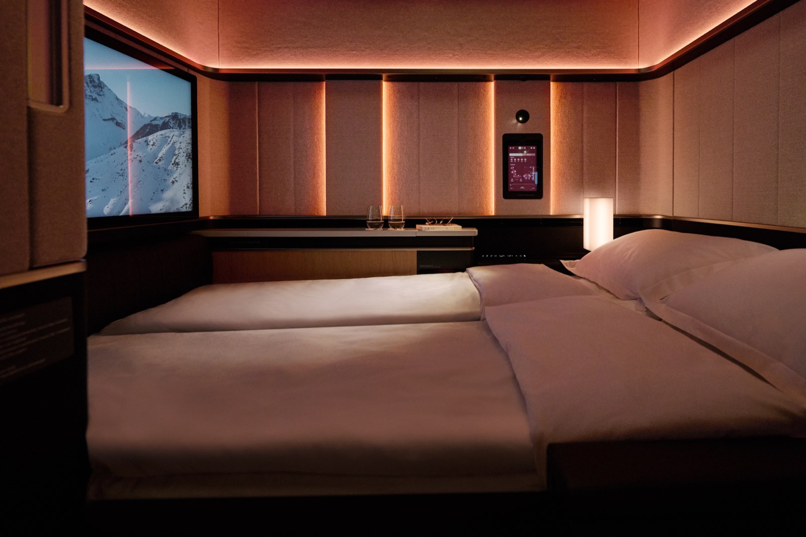 Ein Mock-up der neuen First-Suite der SWISS für den Airbus A350, mit breitem Sitz, Seitenkonsole und schliessender Tür