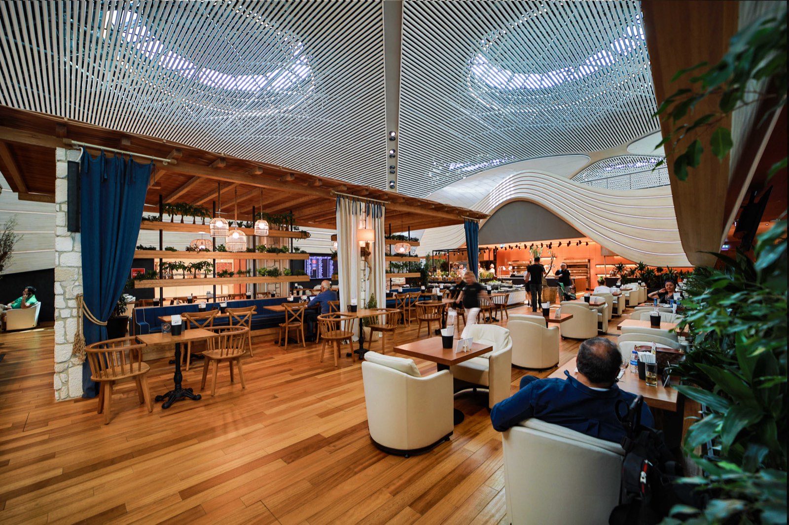 Die Lounge von Turkish Airlines in Istanbul, eine Backstation mit Köchen unter einer geschwungenen Holzdecke